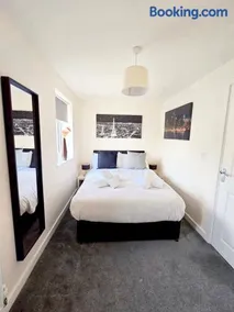 Luxury Family Retreat Near Alton Towers - Free Parking & Garden - Image 5