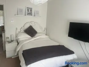 Comfortable Quiet Room in shared 3 bedroom hse Centre - Image 2