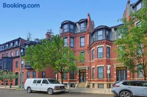 Polished Back Bay Stay Near Shops & Dining - Image 2