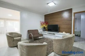 Casa com Piscina e Churrasqueira em Taguatinga - Image 1