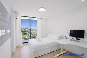 Spacious 3BR Waterfront Apt Pool Gym Free Parking - Image 3