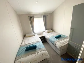 The Retreat 1 - Hot tub Lodge, pet friendly, WiFi & bed linen- Golden Palm Resort - Meadow Lakes Caravan & Lodge Hire - Image 5