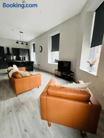 The Tower Suite - Town Centre, Spacious, 2 Bed, Sleeps 4 - Image 2