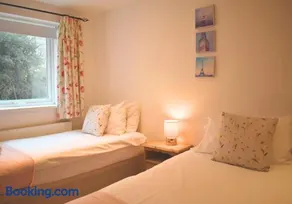 Cawley Priory, Spacious 2 Bedroom City Centre Flat with Parking Space - Chichester Holiday Properties - Image 3