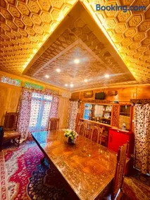 Royal Sovereign Group of Houseboats - Image 1