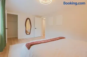 Shoreline Scandi Suite - Townhouse Near Trails - Image 4