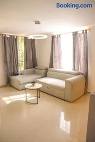 Beautiful home overlooking Medellín - Image 2