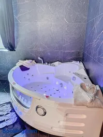 Love Room avec jacuzzi & lit King Size - Image 3