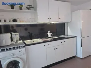White studio kalathos - Image 3