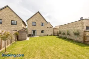 Stylish 4 Bedroom Home Perfect for Families - Image 4