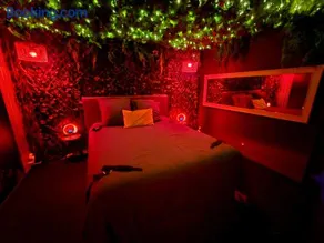 Love room avec spa privatif et salle de jeux adultes - Image 3
