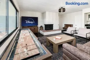 5BR Oasis with Pool, Arcade, Sauna - Image 1