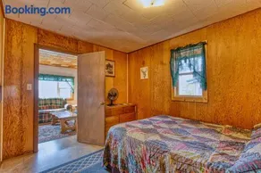 Lakeside Cabins at Wedges Hideaway - Image 2