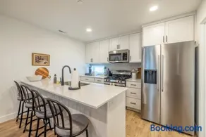 Family Townhome Near SLC - King Suite, Balcony - Image 2