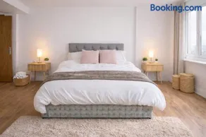 Stylish London 2BR Flat Sleeps 6-Free Parking, O2 Arena, Greenwich & Canary Wharf - Image 5