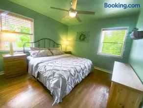 Sweet Home 1 King bed 1 Queen Bed with Ample Parking Only 2mins to Freeway - Image 2