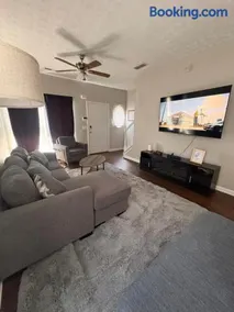 Stylish and Comfy Getaway Near Airport with a Car - Image 1