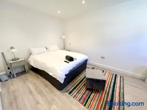 3 Cosy Homes Walking Distance to Mall with Parking Available to Book Separately 3 Bed House Or 1 Bed Apartment Or Studio - Image 4