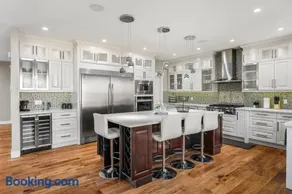 Luxury 3BR Home Chestermere Retreat with Parking - Image 2