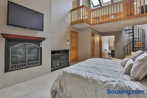 The Pine River Pond Premier Lakehouse 4BR High-End Retreat - Image 2