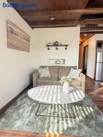 Sunlit Loft, Near GSP and Private Entry - Image 4