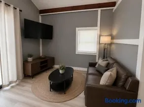 Stunning One Room Cabin Near the Lake - Image 4