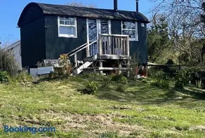 1 Bedroom Cabin Sleeps 2 Private Garden WiFi - Image 3