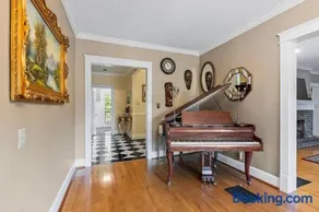 Spacious Historic Manor, Horse-Friendly - Image 3