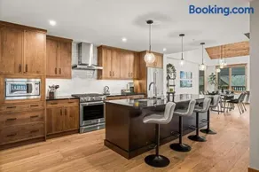 Mountain Dreams Penthouse Hot Tub & Panoramic Views New in Spring Creek - Image 3