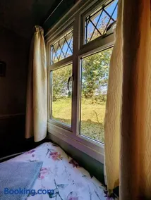 2-Bed Bungalow Retreat, Welcombe - Image 4
