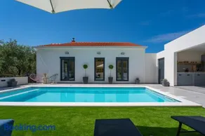 Apartment Gironi with Pool, Jacuzzi - Image 4