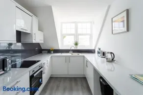 Beach View Luxury Apartment - Image 2