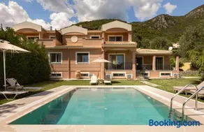 Villa Renata -Pool, Large Garden & Free Parking, 2 Minutes Walk from The Beach - Image 1