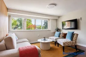 Cozy Coastal Retreat Close to Beach Park - Image 1