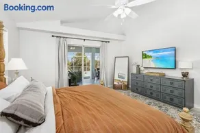 Family Retreat 4 Bedroom, Heated Pool, Pets Okay - Image 5
