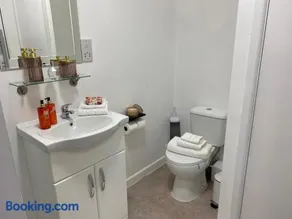 Stylish Apartment in Watford - Image 2