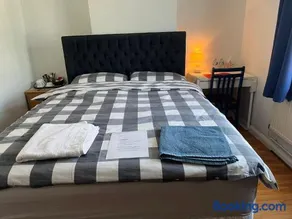 Large Double Bedroom with free on site parking max car length 5 metres - Image 1