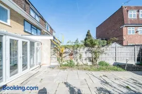 Spacious 5Bedroom Home with Garden & Parking Sleeps 11 Near Elizabeth Line - Image 5