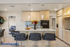 Bonita Home 4 Room- Local VIBE just 12 min to The Strip and Fremont - Image 4