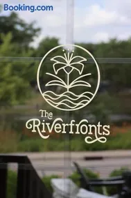 Charming Riverfront Stay - Heart of Downtown - Image 2