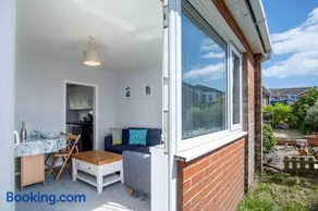 Langcliffe Park - 2 Bedroom Chalet - Mumbles - Image 2