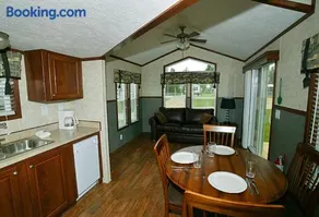 Arrowhead Camping Resort Cottage 11 - Image 4