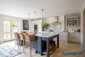 Willowbrook House- Luxurious Countryside retreat set in an idyllic & desirable location, close to Soho Farmhouse, Chipping Norton and lots of Cotswold attractions - Families and Dogs welcome - Image 3