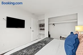 Warm & Comfy 2BR - King Beds - Downtown Mt.Clemens - Image 4