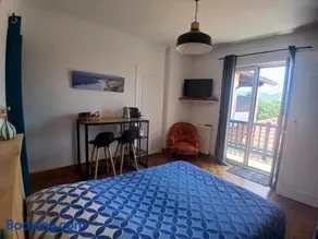 Chambre avec accès indépendant - WC et salle de bain privés, parking gratuit - vue montagne - Image 3