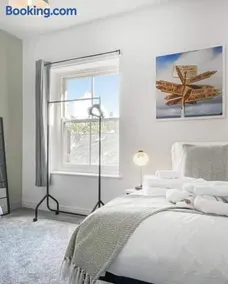 Pavilion Mews Luxury Apartment - Image 4