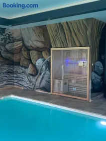 Logement 4 personnes avec piscine intérieure 31 degrés zoo de la FLECHE 24 h du Mans - Image 3