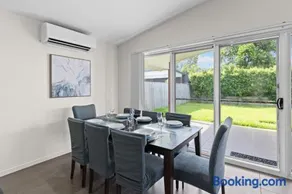 Charming 4Bedroom Home Near Train Station and Beaches - Image 4