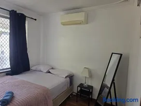 Room in a farm house near Kelmscott Train Station - Image 5