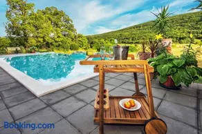Stone Garden Villa, Heated Pool & Outdoor Cinema - Image 1
